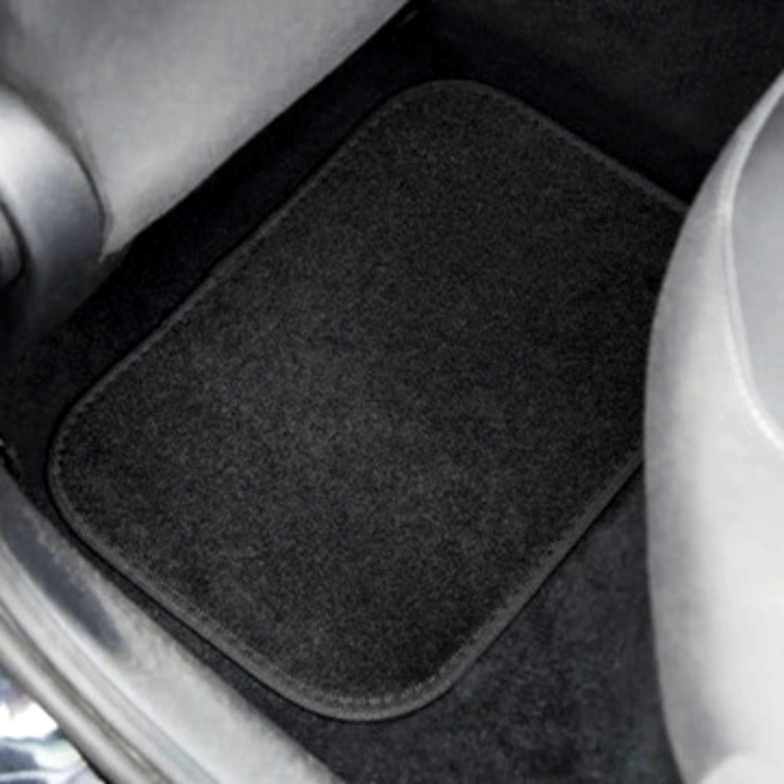 Set Auto Essential AVEX – 5 piese, Covorase Universale Mocheta + Husa Volan Piele Ecologica Perforata, Negru