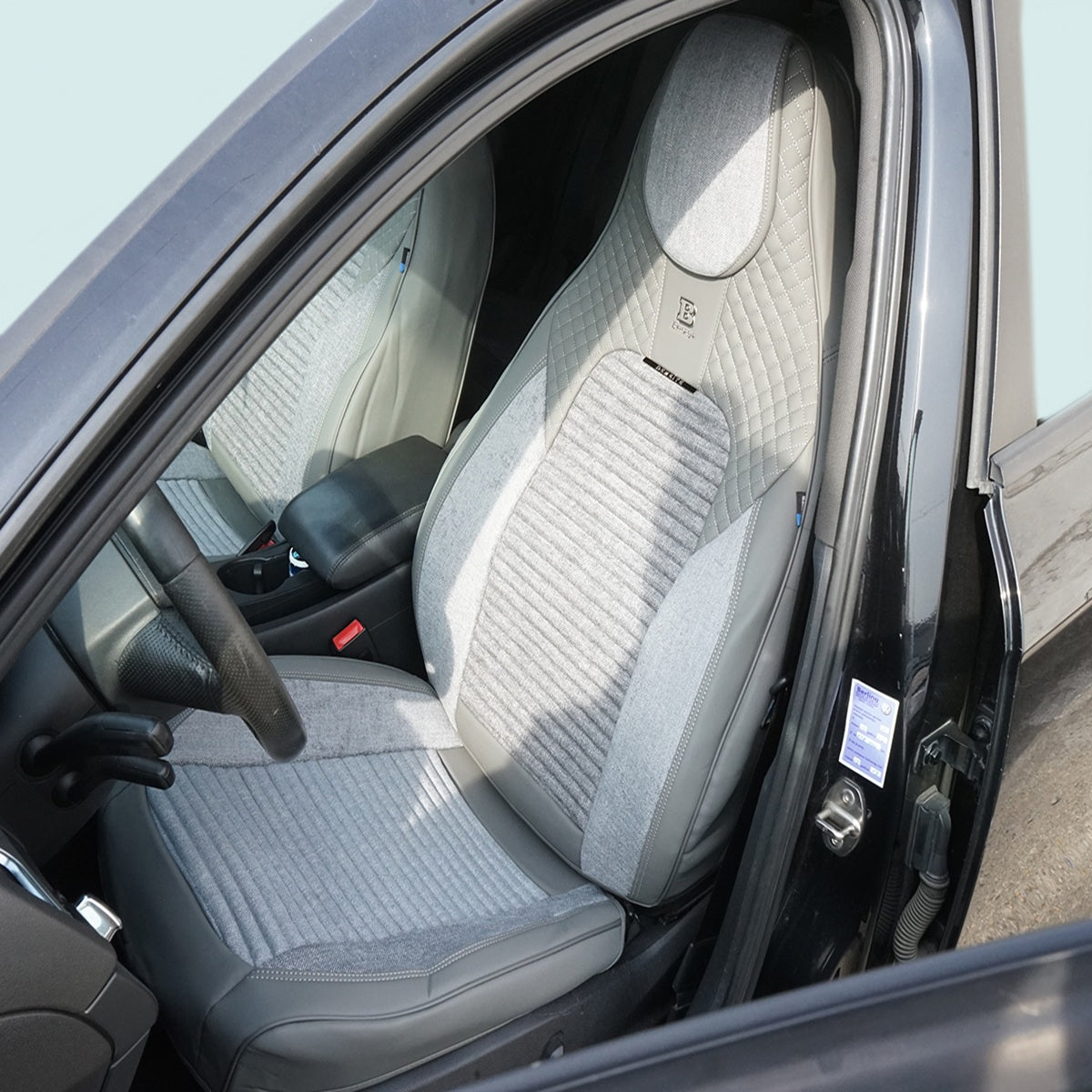 Set huse scaune auto Premium, model BLAZE Luxor, design Sportiv,  universale, ergonomice, Piele Ecologica cu insertii textile, culoare Crem/Gri