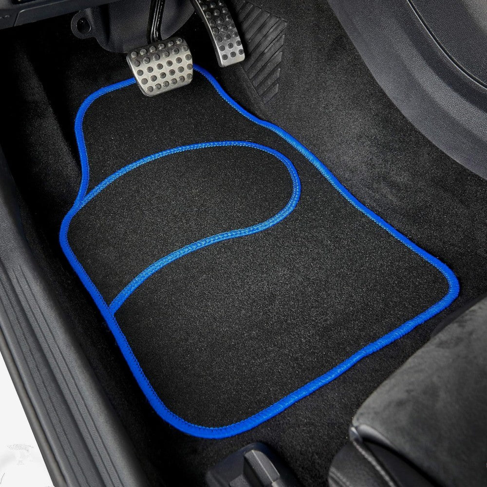 Set 4 Covorase auto din Mocheta, model Universal, culoare Negru cu margine Albastra, dimensiuni fata 64 x 44cm | spate 44 x 29cm
